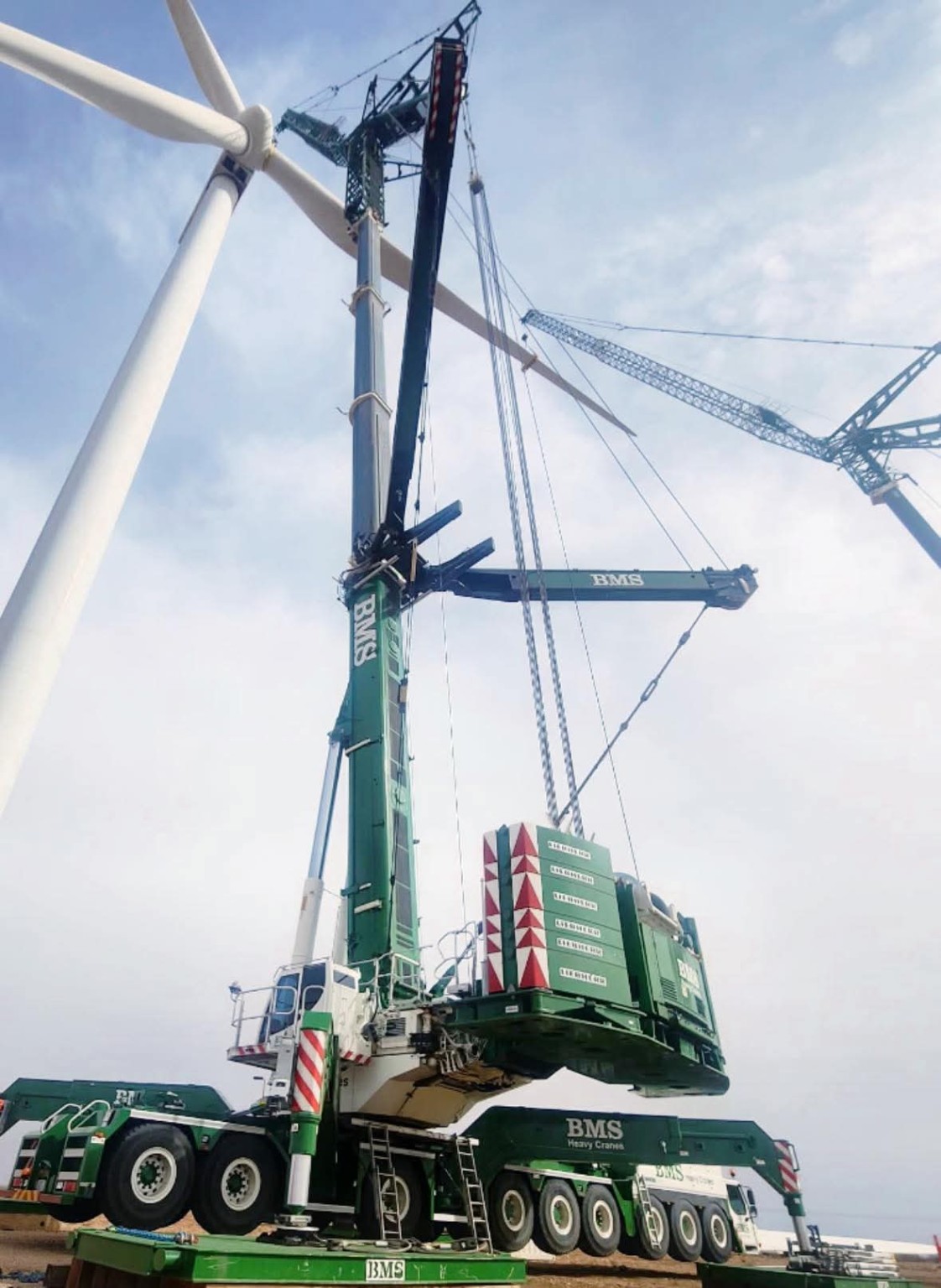 Mobile crane positioned beside a wind turbine