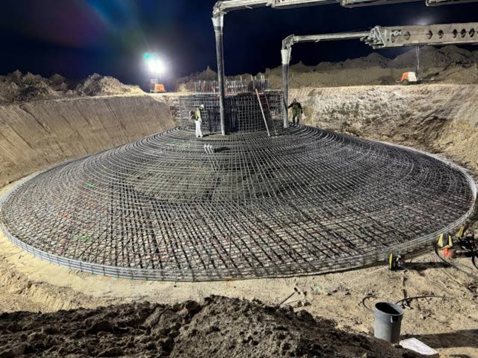 Reinforcement and concrete works for a turbine foundation