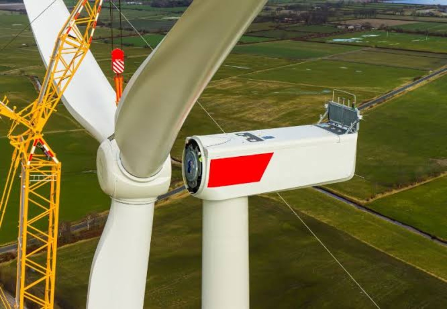 Rotor installation with a lattice crane
