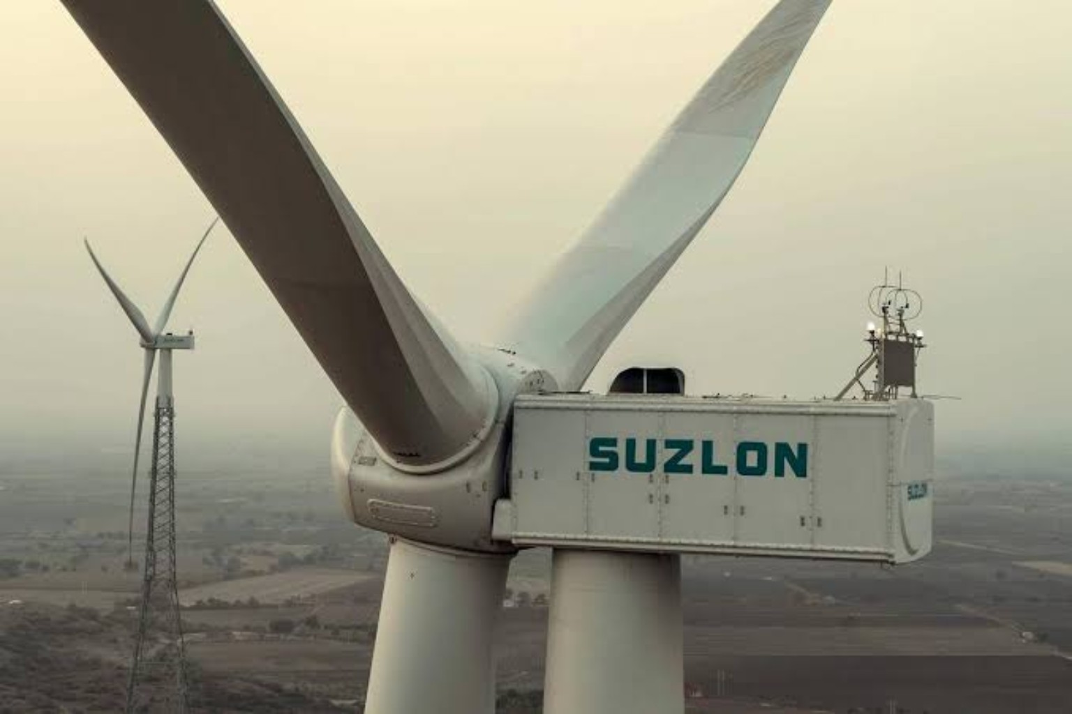 Suzlon nacelle and rotor detail